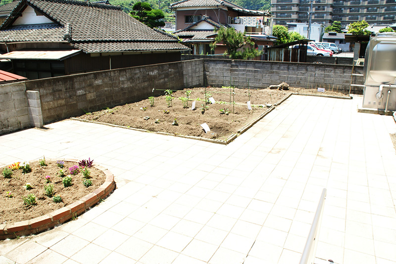 幸の会 別府 中庭の花壇とミニ菜園